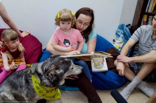 В Томской библиотеке собаки знакомят детей с книгами
