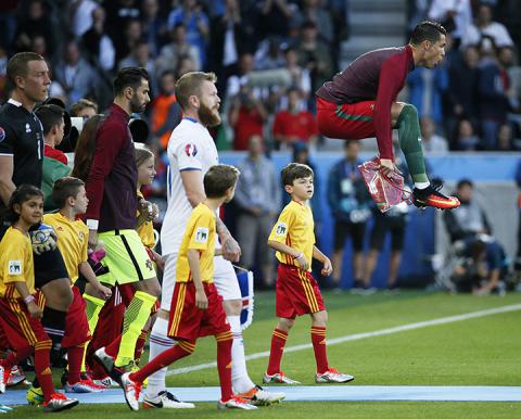 Лучшие фото Евро-2016: давайте просто вспомним, как это было