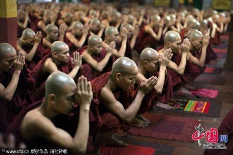 Испанца депортировали из Мьянмы за тату с изображением Будды
