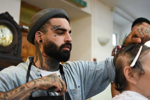 Всемирно известный австралийский парикмахер стрижет бездомных