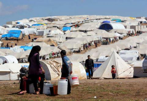 Десятки тысяч людей оказались без всякой помощи в пустыне на границе Сирией и Иордании