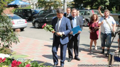 Жители Киева несут цветы к посольству Франции