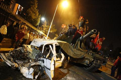 «Параллельное государство»: причины и последствия неудавшегося военного переворота в Турции (ФОТО)