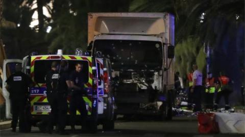 Полиция Франции задержала три человека по делу теракта в Ницце