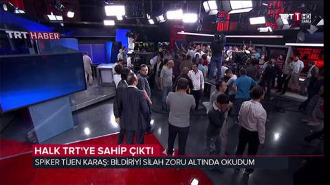 Появились кадры захвата государственного турецкого телеканала TRT (видео)