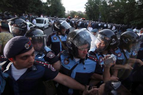 В заложниках в Ереване восемь полицейских