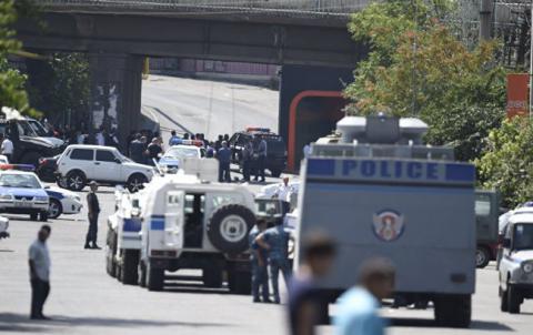 В Ереване полиция взяла под контроль все автомагистрали