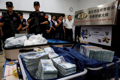Полиция Тайваня арестовала иностранцев, укравших из банкоматов более 2 миллионов долларов