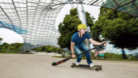 С помощью E- Paddle на скейте можно развить скорость до 50 км/час