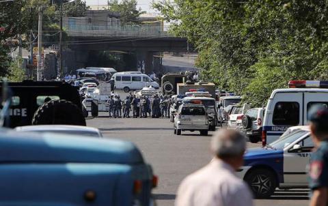 В захваченном отделении полиции в Ереване начали стрелять