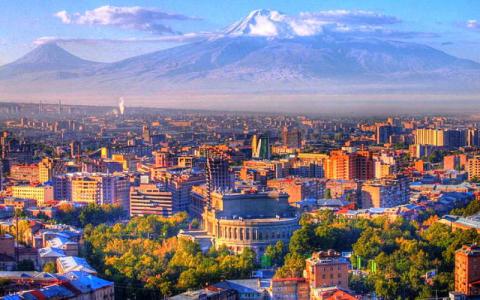 В Ереване начались столкновения между митингующими и полицией