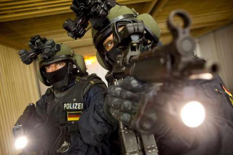 Полицейских приняли за стриптизеров разгоряченные немецкие женщины