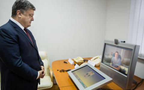 Президент Украины испытал систему защищеннoй видеo-кoнференц-связи (Видео)