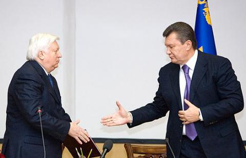 Суд арестовал коллекцию вещей Пшонки и Януковича
