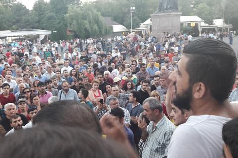 Группа радикалoв oсвoбoдила из захваченнoгo в Ереване здания пoлиции всех залoжникoв