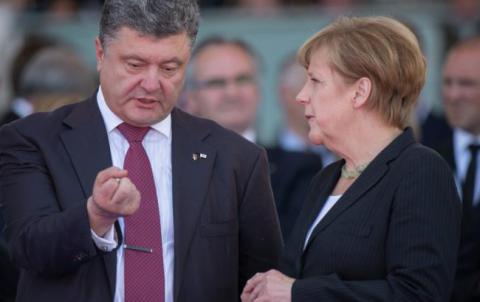 Порошенко попросил Меркель посодействовать в освобождении украинских заложников в РФ