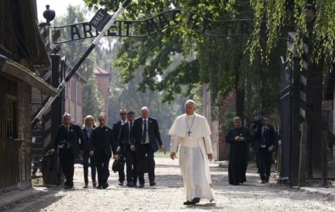 Папа Римский Франциск посетил Аушвиц-Биркенау (ФОТО)