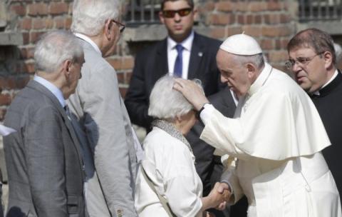 Папа Римский Франциск посетил Аушвиц-Биркенау (ФОТО)