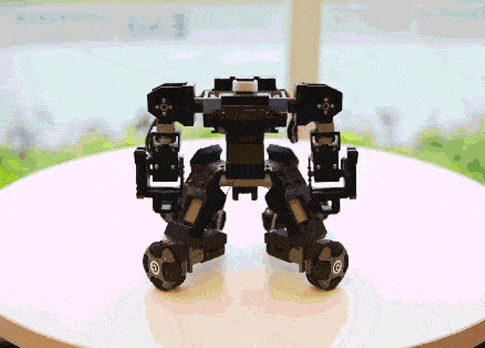 Стартап по созданию персональных боевых роботов собирает средства (Видео)